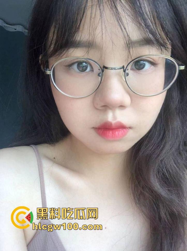 瓜友约炮极品清纯眼镜妹【谢雪莹】就读于武汉工商学院大一级，表面纯洁无瑕 私下却骚气满满！