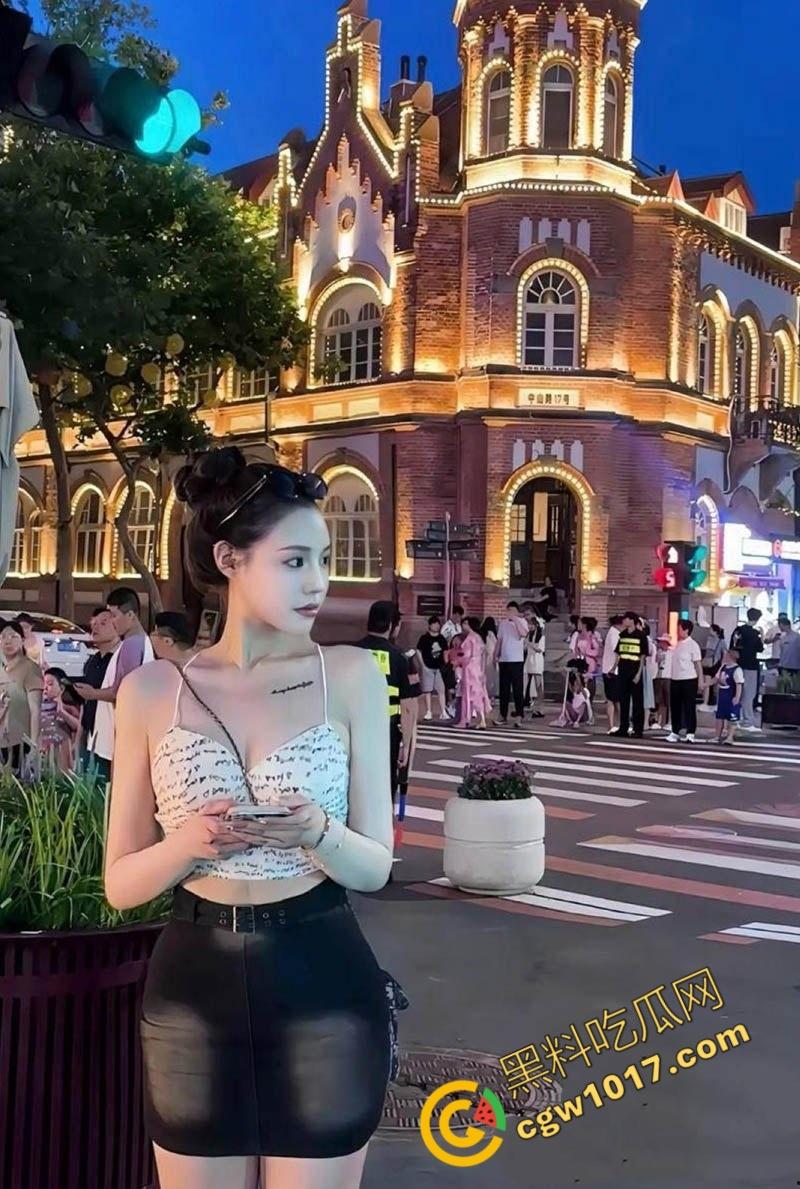 汕头网红【余微娜】沦为富二代母狗:露脸舔棒狂野放浪,多姿势爆操声响彻房间,视频泄密惹人眼球!-2