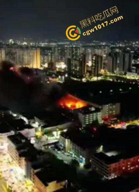 惠州博罗县服装厂夜晚突发惊天大火！火光冲天，浓烟滚滚，勇士们殊死搏斗灭火，祈祷平安归来！