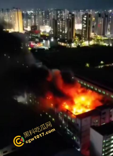 惠州博罗县服装厂夜晚突发惊天大火!火光冲天,浓烟滚滚,勇士们殊死搏斗灭火,祈祷平安归来!-4