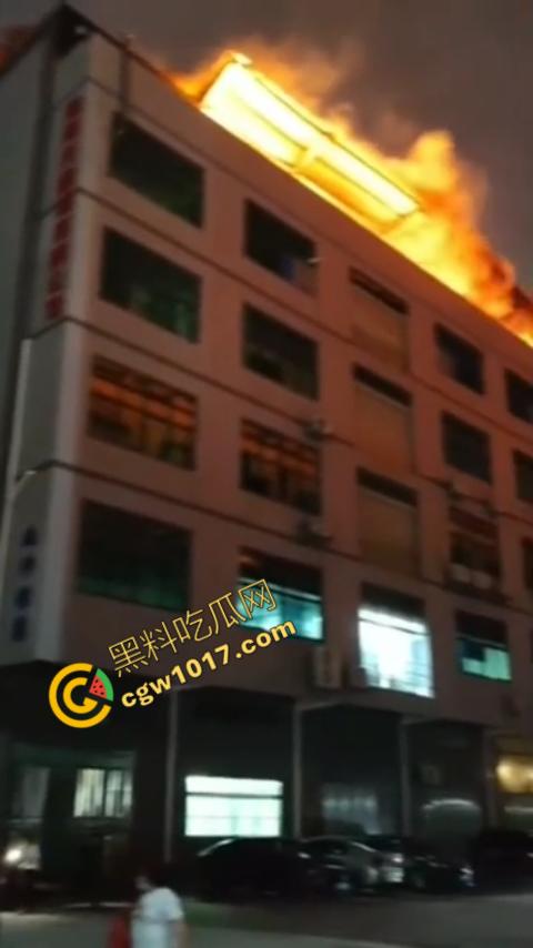 惠州博罗县服装厂夜晚突发惊天大火!火光冲天,浓烟滚滚,勇士们殊死搏斗灭火,祈祷平安归来!-9