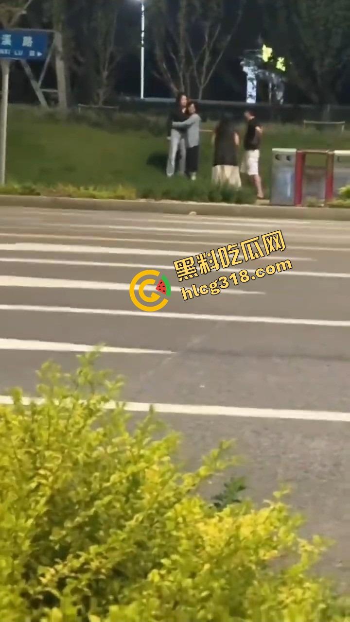 苏州石湖抓奸,小姑子偷情姐夫当街喊老公,亲姐怒吼开撕你喊得真顺嘴啊!-3