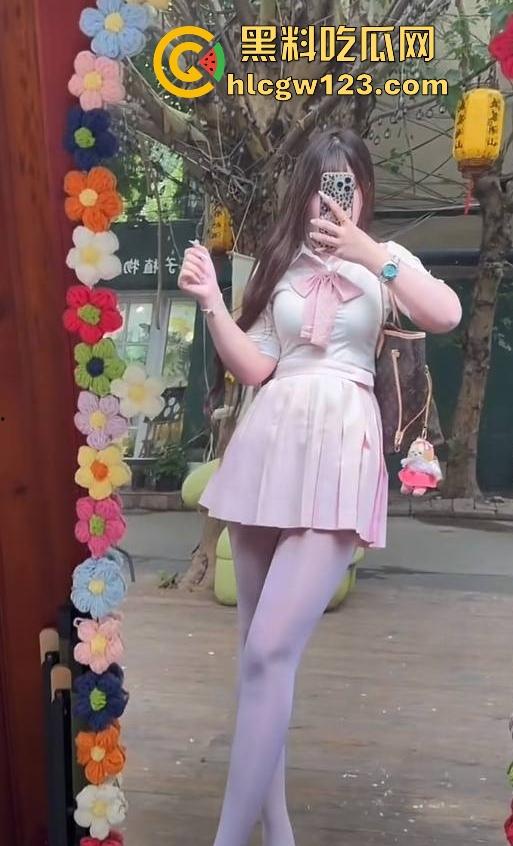 抖音微胖肥臀小网红【宣宣宝宝】不良视频流出 颜值超美身材性感 扭动肥臀暴力后入 勾人至极!-8