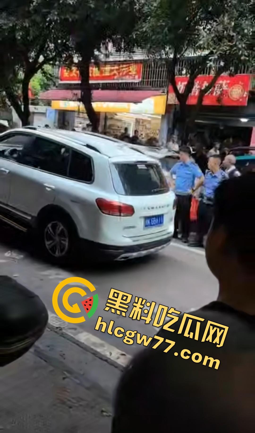 四川内江停车争执引血腥屠杀!刀仔狂捅59岁大叔致死,嫌犯被抓家属上去狂殴,警察都拦不住!-3