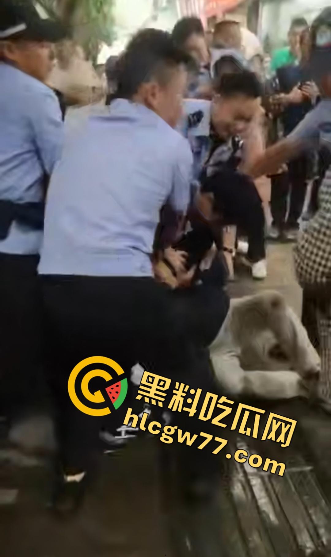 四川内江停车争执引血腥屠杀!刀仔狂捅59岁大叔致死,嫌犯被抓家属上去狂殴,警察都拦不住!-5