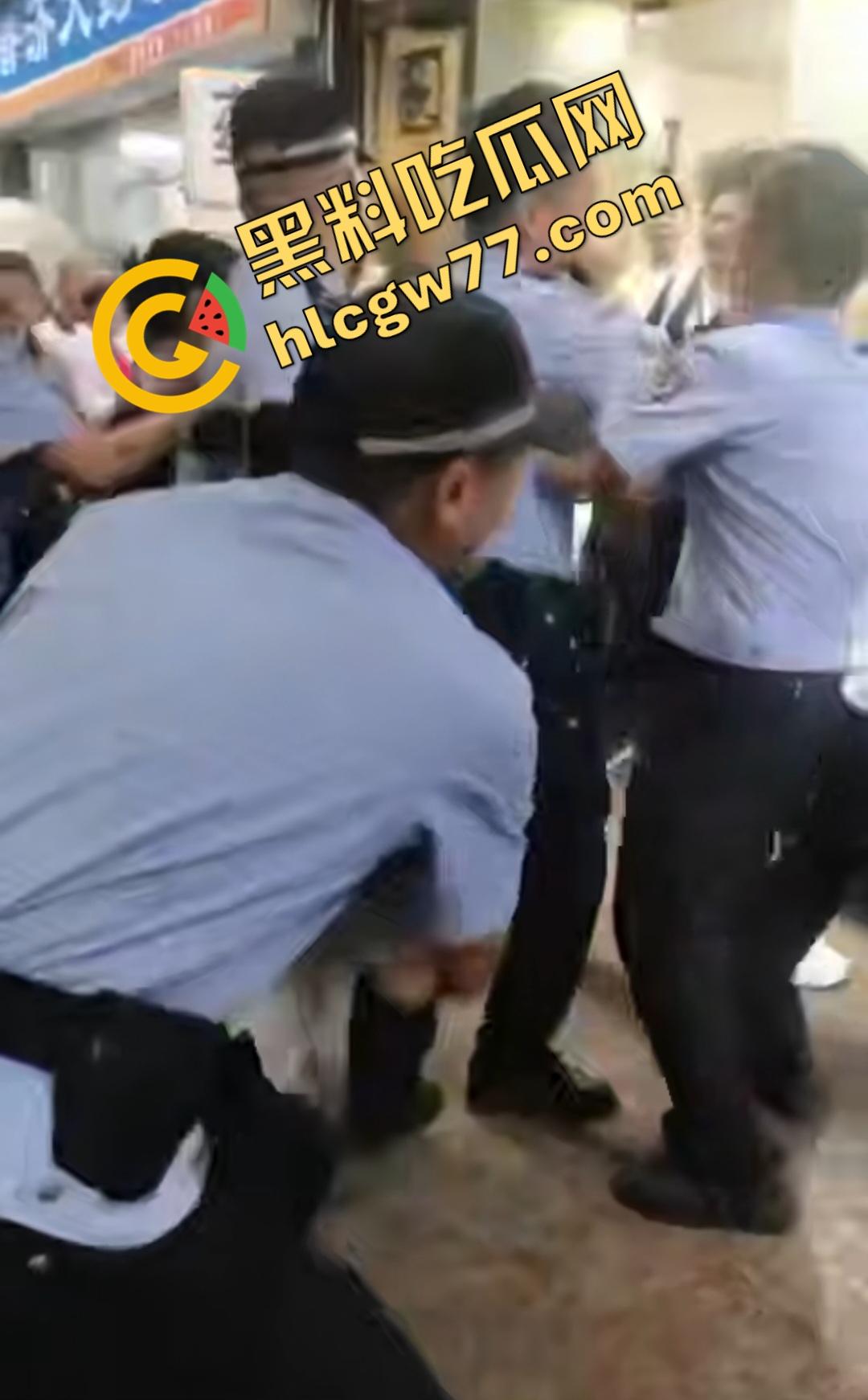 四川内江停车争执引血腥屠杀!刀仔狂捅59岁大叔致死,嫌犯被抓家属上去狂殴,警察都拦不住!-7