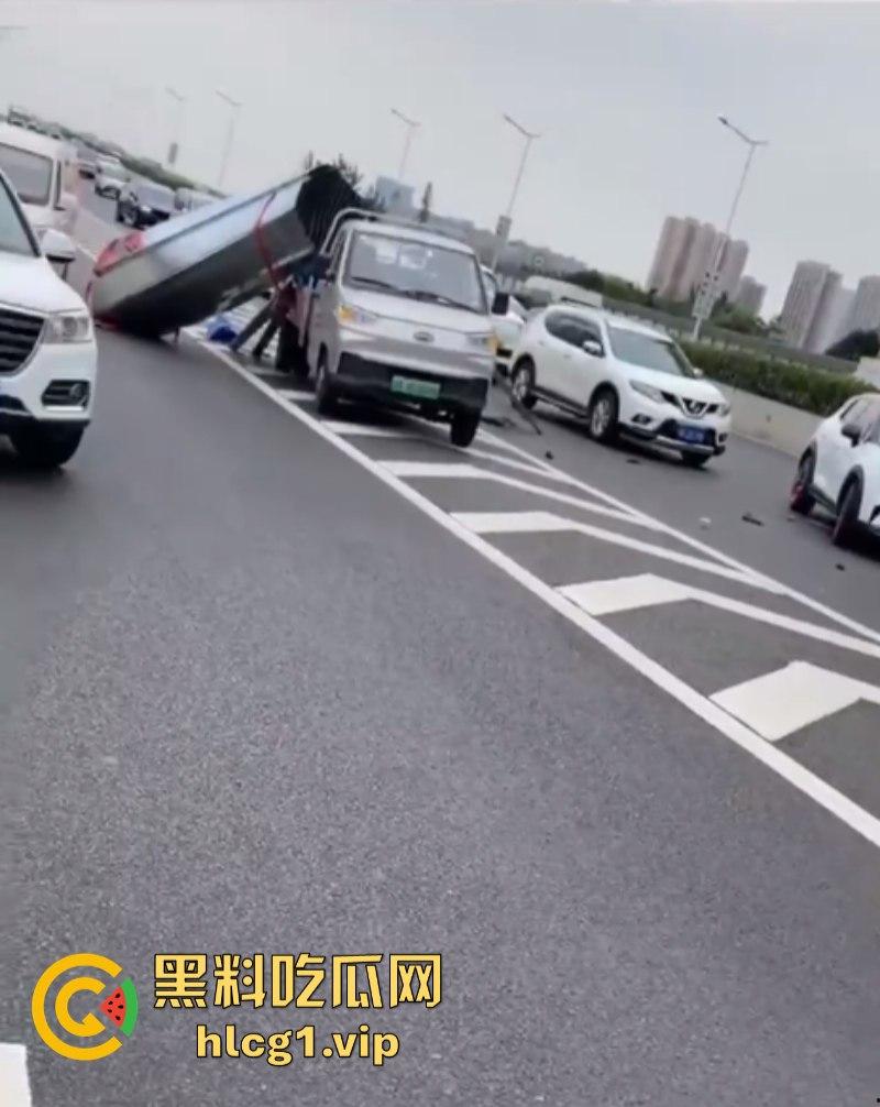 重口慎入！成都金丰高架发生一起惨烈车祸 货拉拉司机身体零件散落一地！