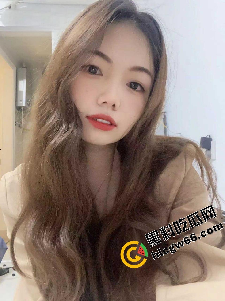 东莞老阿姨【吴方情】整成精致人皮娃娃只为金主赏脸，黑逼自拍跪地求曝光只想被弟弟狠狠操烂！-2