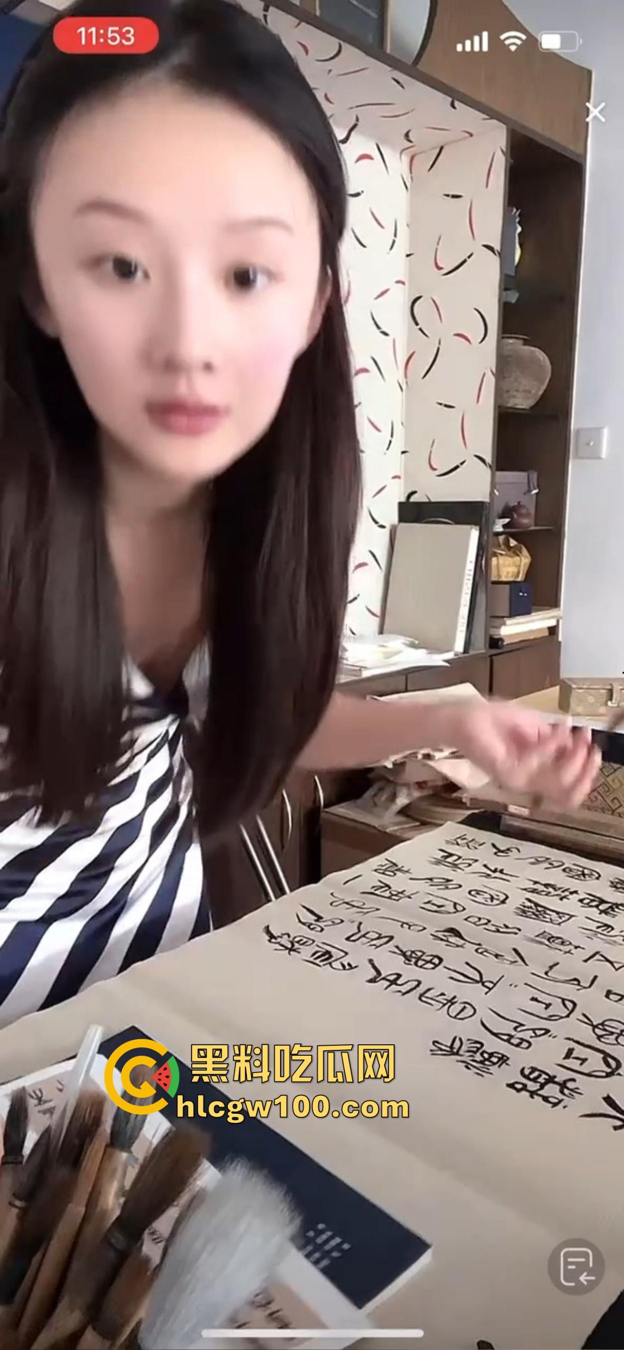 抖音骚鸡书法漏奶直播,真空上阵练毛笔,酥胸似露不露,这就是传说中的雅俗共赏新赛道?陶冶情操还是露奶吸睛?-12