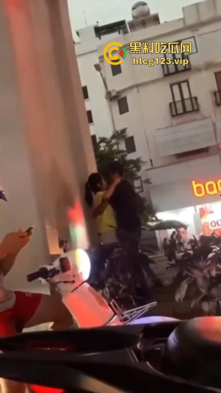 太过分了!一男子在人来人往的天桥下哄骗少女扒人家裤子后入!-2