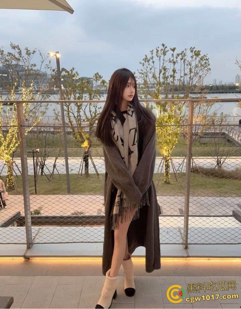 石家庄骚母狗【王露露】，在社交软件被拉下海约炮，JK制服深喉口交，白内裤挂在腿间就被抬腿爆操！-8