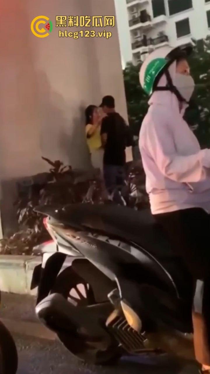 太过分了!一男子在人来人往的天桥下哄骗少女扒人家裤子后入!-3