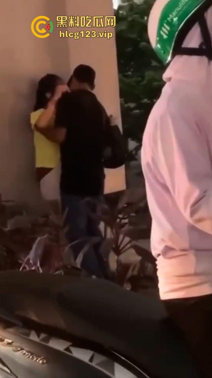 太过分了!一男子在人来人往的天桥下哄骗少女扒人家裤子后入!-4