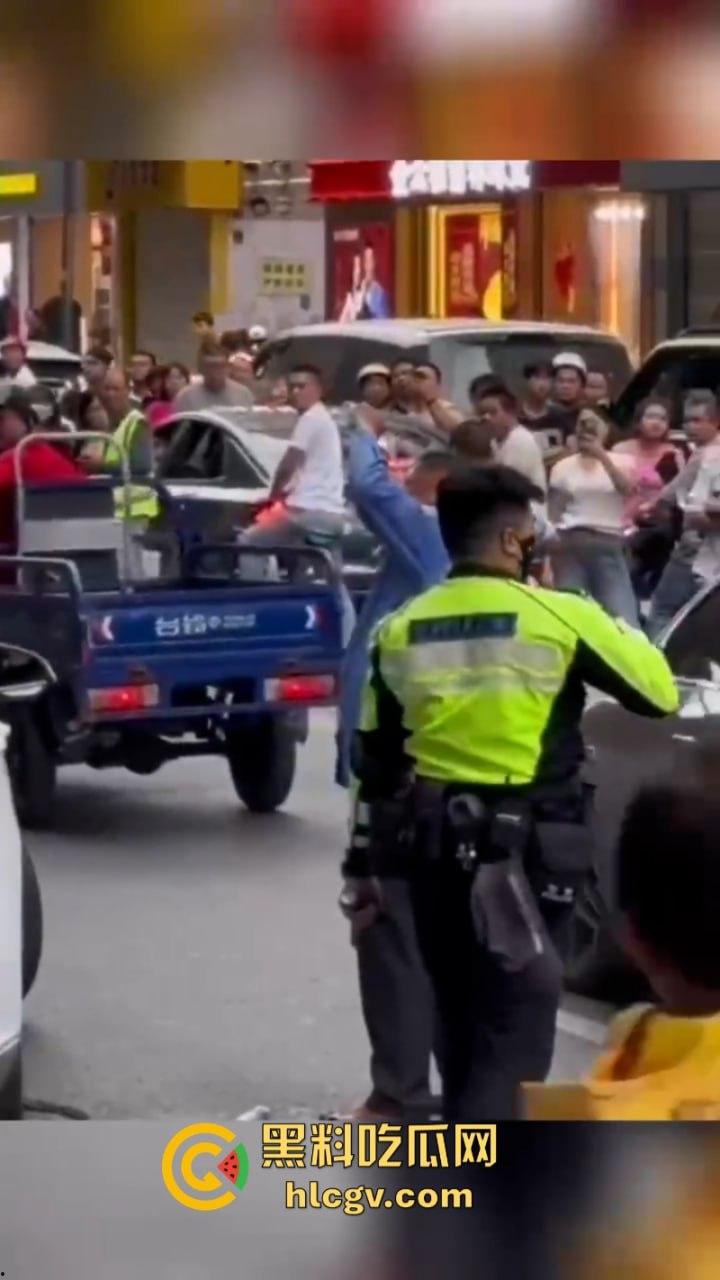 警察打交警你敢信?东莞市长安万科长青街上演交警PK公安大场面 便衣辅警装假警对其殴打!-4