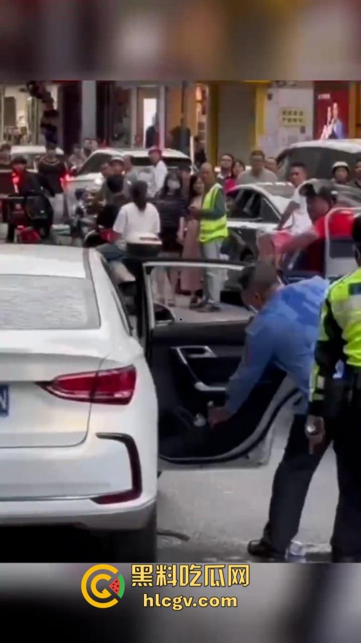 警察打交警你敢信?东莞市长安万科长青街上演交警PK公安大场面 便衣辅警装假警对其殴打!-11