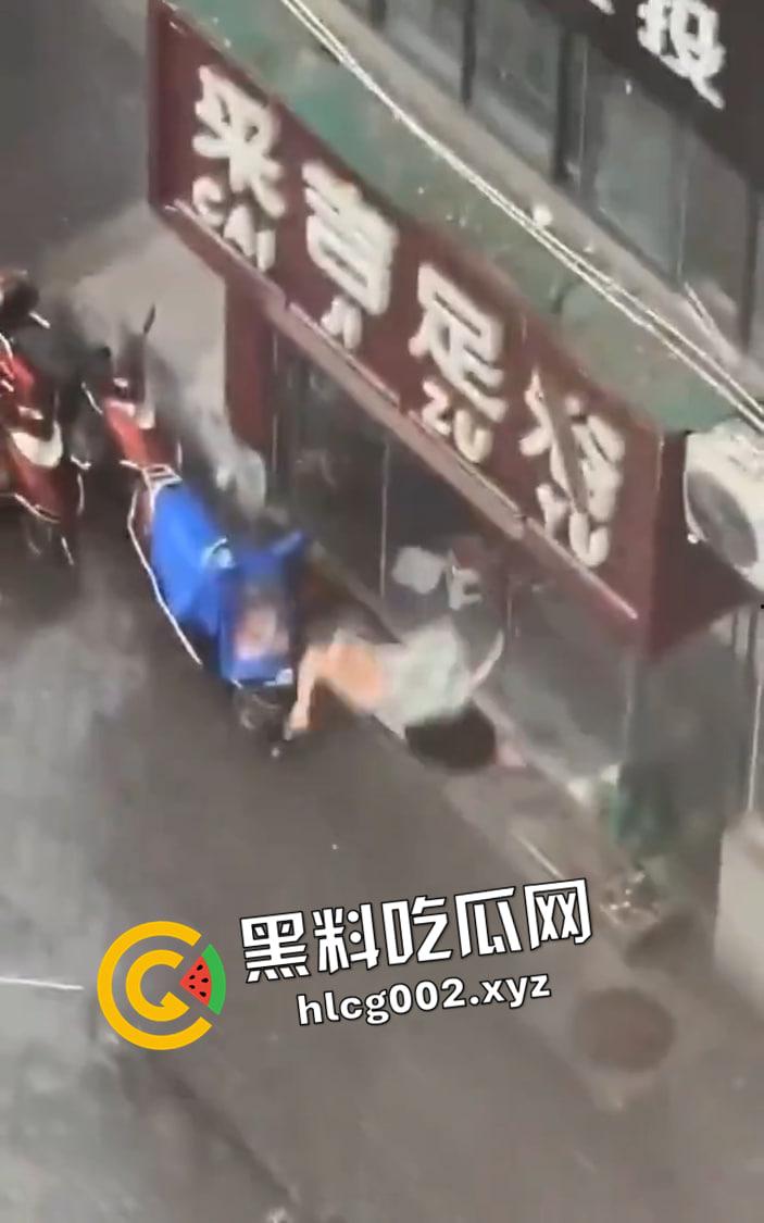 湖北少妇足浴店偷情被捉奸在床 内裤都来不及穿被逼上窗台 从三楼坠落 现场视频流出