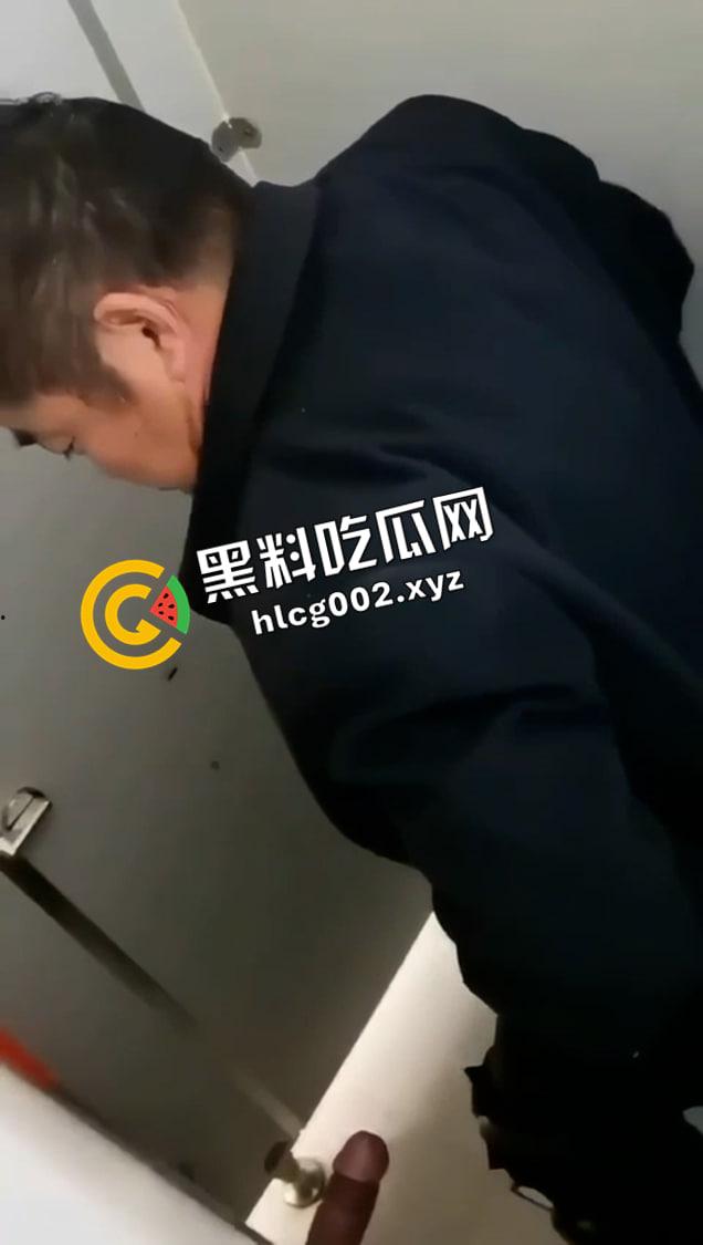 我最恨被人拿枪指着!中年大叔拉屎途中遇上鸟洞露屌 这不把屎糊上去-2