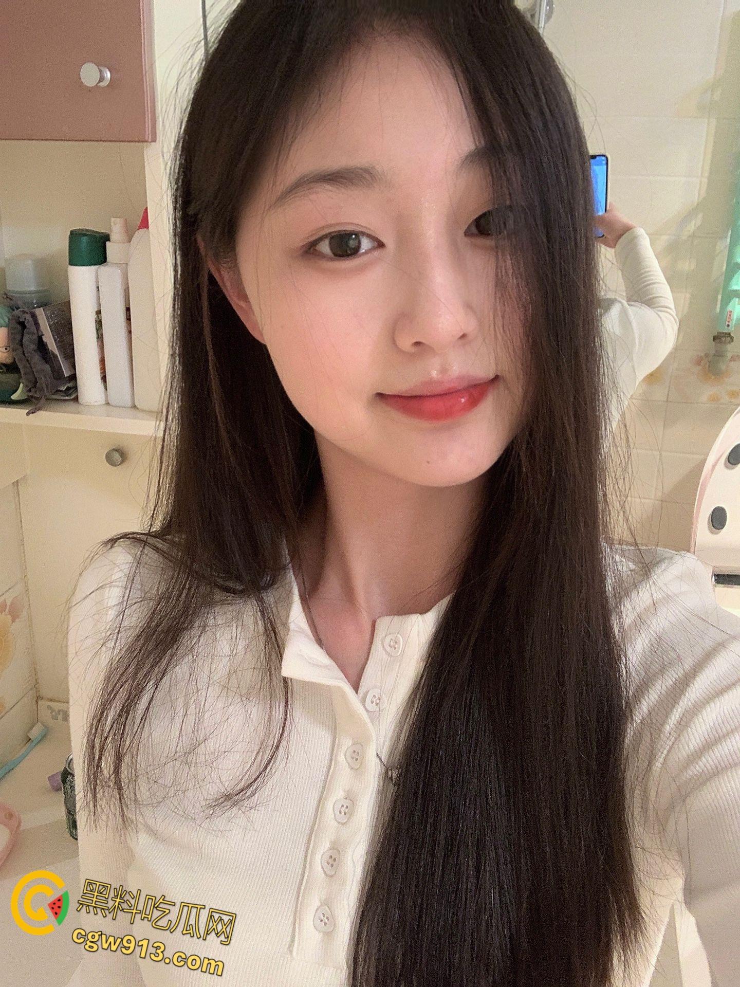 湖北大学极品学妹【陈梓怡】，这颜值妥妥的校花，和男友在酒店肛塞调教，打桩后入爆操反差爆棚 ！