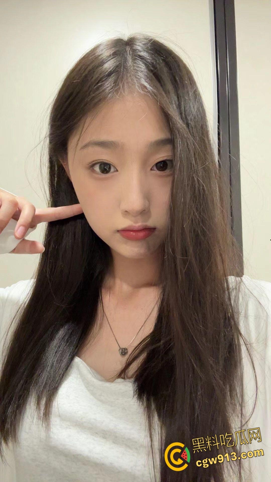 湖北大学极品学妹【陈梓怡】，这颜值妥妥的校花，和男友在酒店肛塞调教，打桩后入爆操反差爆棚 ！-2