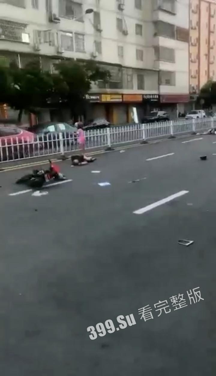 抖音 #DD怪女 摩托车祸 纹身一致 目前抖音账号作品已全部隐藏 关注的女骑士又少一位 且看且珍惜-5