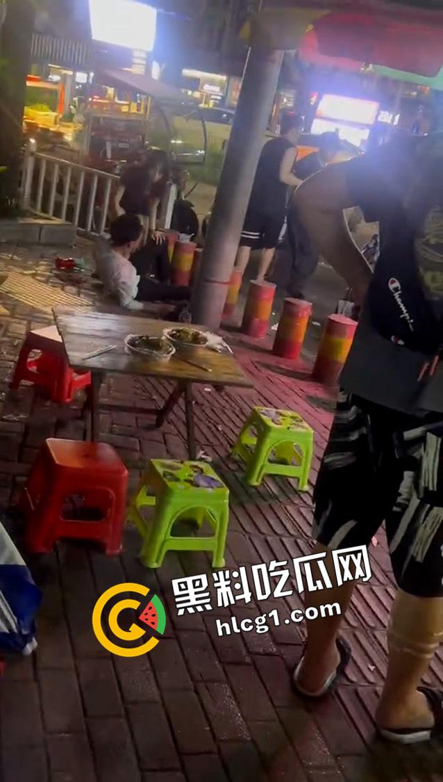 南宁街头小吃摊砍人现场 情侣和路人起矛盾被拿刀捅死 现场视频流出 估计救不回来了-4
