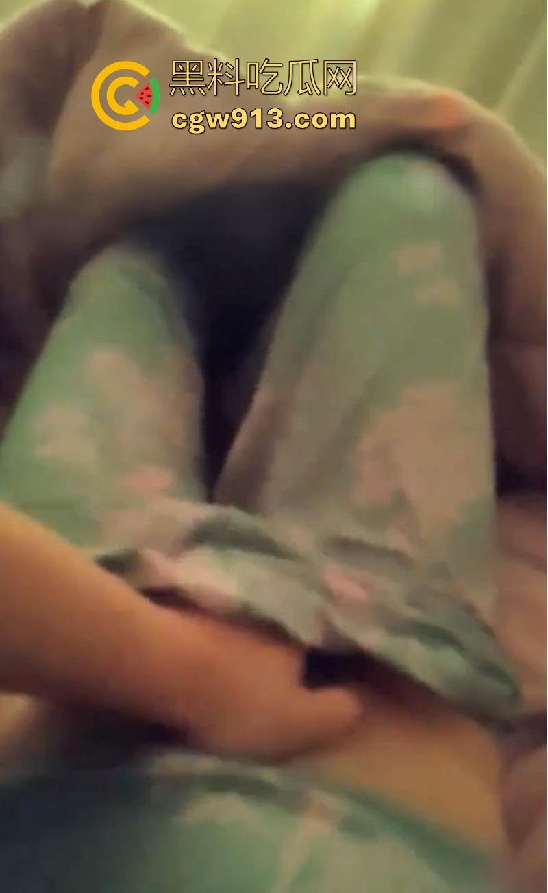 海角乱伦,早上起床把妈妈的骚穴狂扣出水,再狠狠无套猛插,主动撅臀迎合,极其骚乱!-8