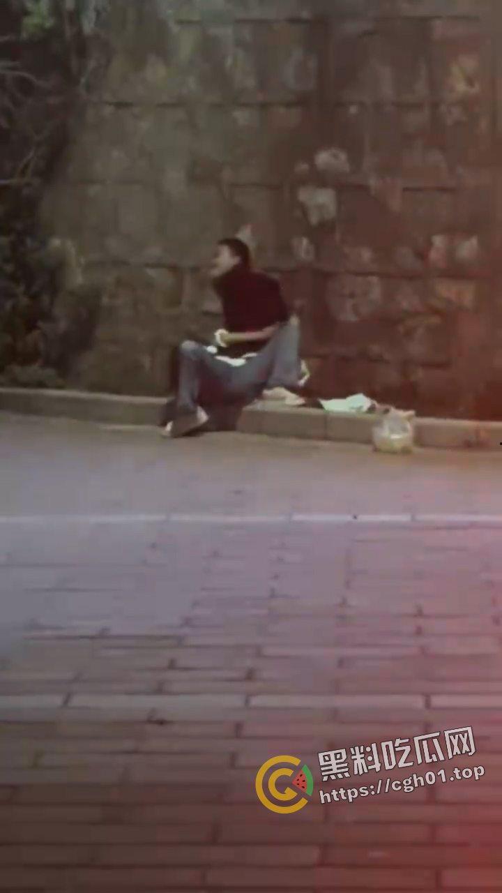 外事大学男生因为女朋友不给看手机 打完架就跳楼自杀  头上绿就绿了  何必呢-8