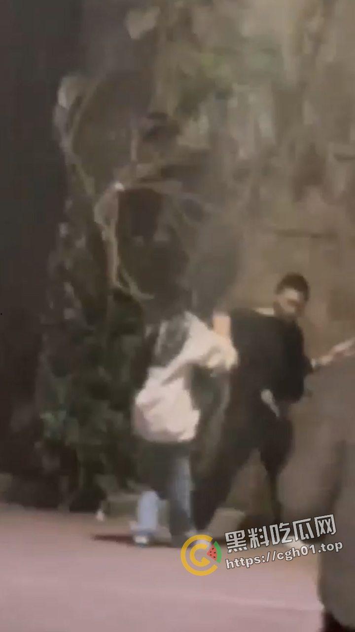 外事大学男生因为女朋友不给看手机 打完架就跳楼自杀  头上绿就绿了  何必呢-9