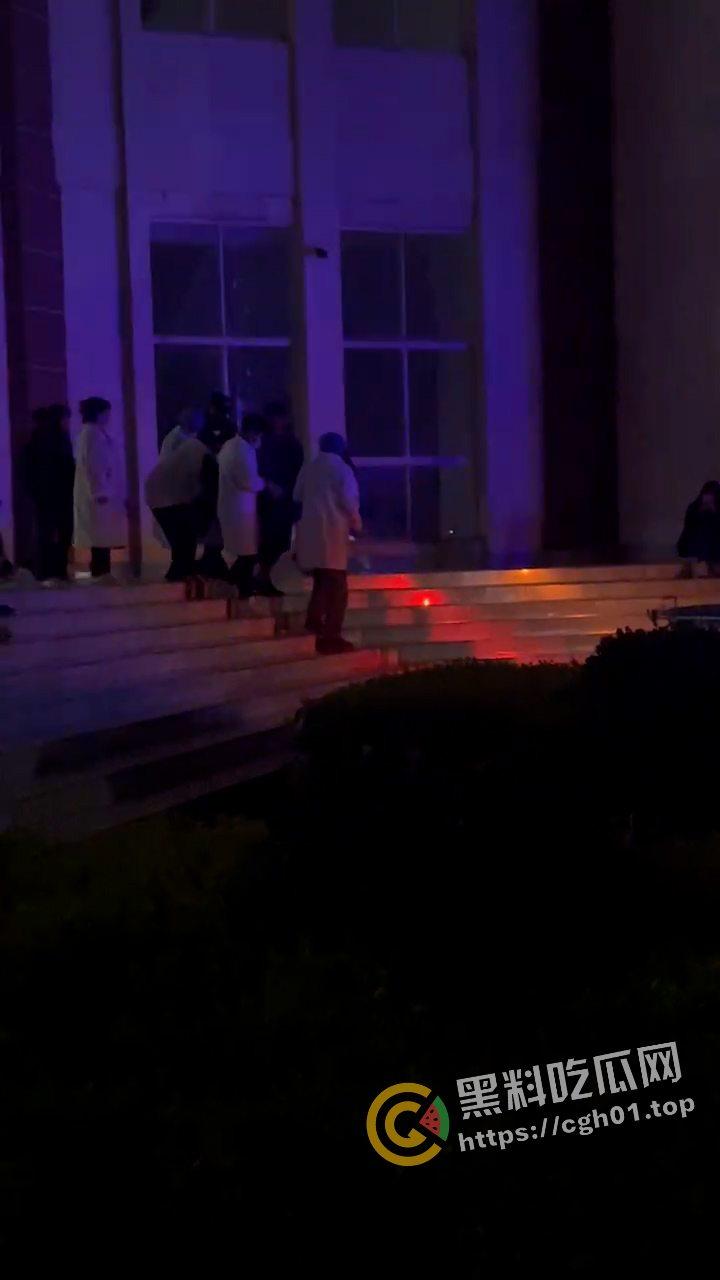 外事大学男生因为女朋友不给看手机 打完架就跳楼自杀  头上绿就绿了  何必呢-11