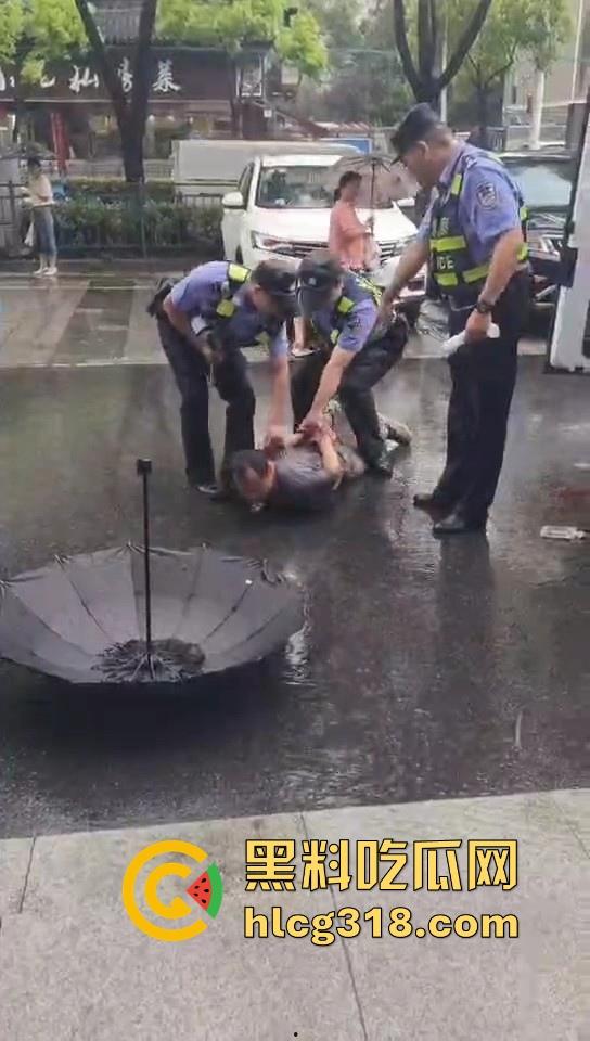 武汉江堤街持刀伤人,41岁嫌疑人张某持水果刀当着警察面捅杀被害人,也是够牛逼的!-8