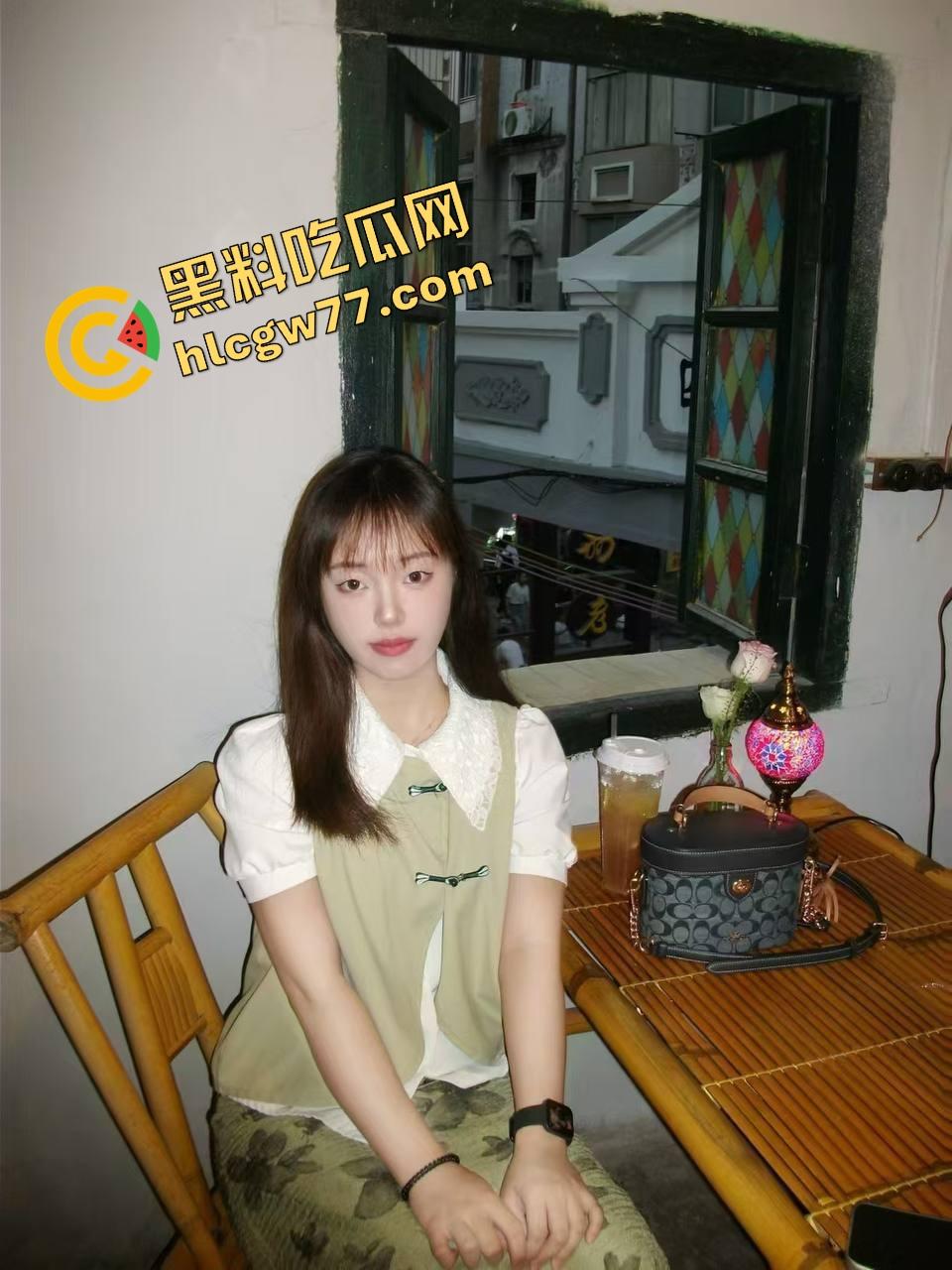 小伙跑去韩国美容院找美女脱鸡巴毛，刚碰就硬，前列腺液直接射手上，真出国放飞！