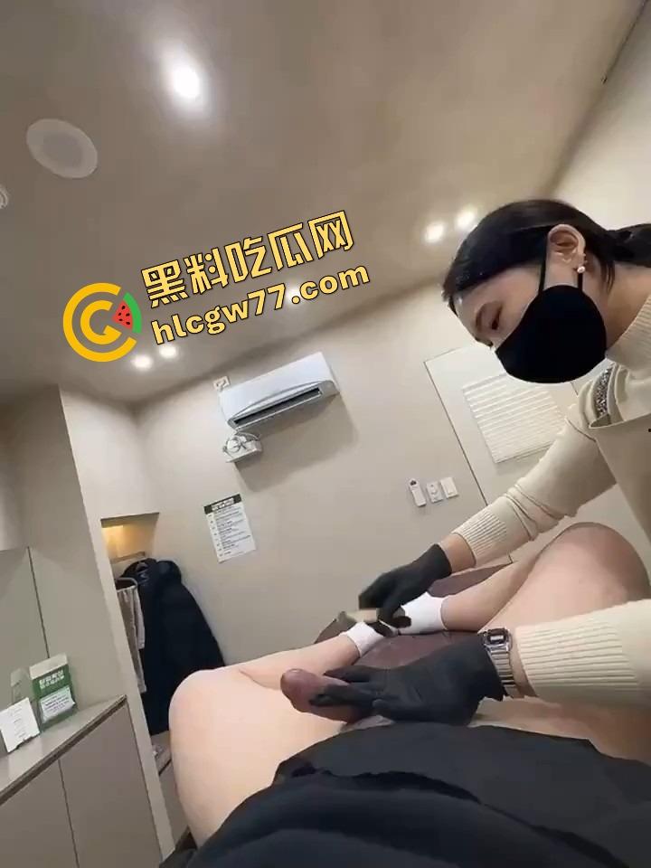 小伙跑去韩国美容院找美女脱鸡巴毛,刚碰就硬,前列腺液直接射手上,真出国放飞!-5