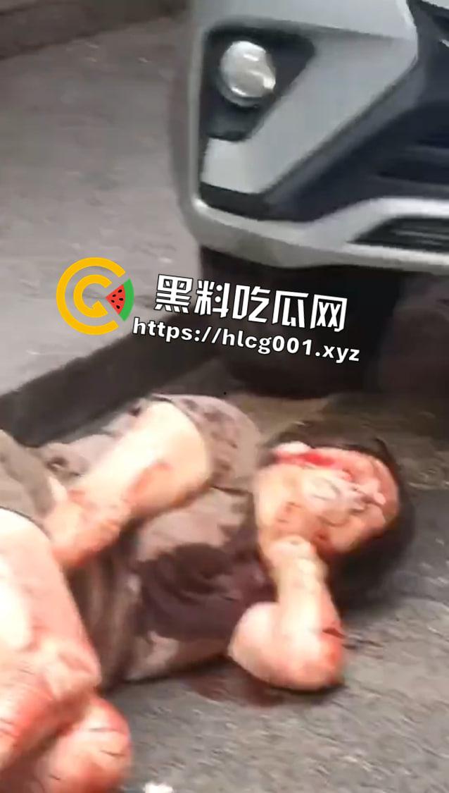 突发!广东肇庆 一人捅死人后抢车逃离贺江一桥附近又连撞数辆摩托车 现场伤亡惨重-2