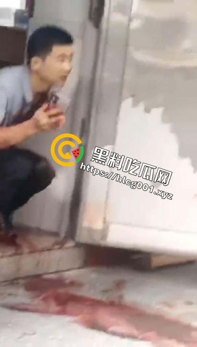 突发!广东肇庆 一人捅死人后抢车逃离贺江一桥附近又连撞数辆摩托车 现场伤亡惨重-3