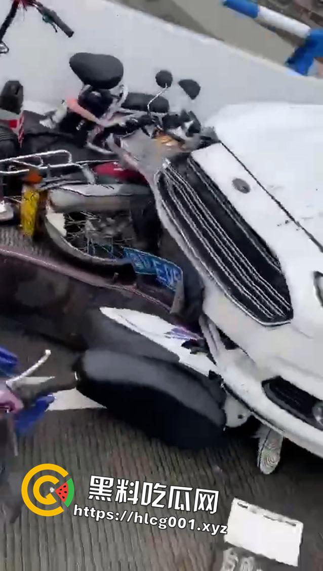 突发!广东肇庆 一人捅死人后抢车逃离贺江一桥附近又连撞数辆摩托车 现场伤亡惨重-4