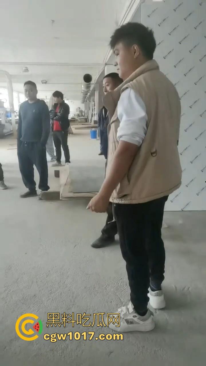 贵州龙里水长乡家具厂拖欠工资，员工携带孩子上门讨要薪资，抱着老板的大腿，都这样了不是哥们你还打算不给啊！