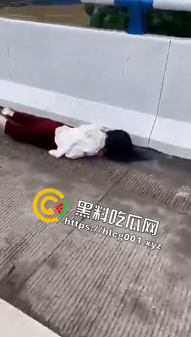 突发!广东肇庆 一人捅死人后抢车逃离贺江一桥附近又连撞数辆摩托车 现场伤亡惨重-6