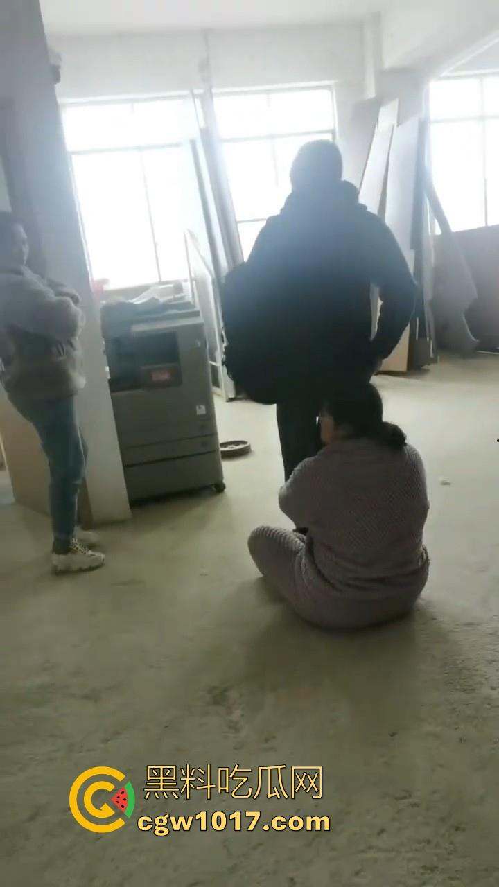 贵州龙里水长乡家具厂拖欠工资,员工携带孩子上门讨要薪资,抱着老板的大腿,都这样了不是哥们你还打算不给啊!-3