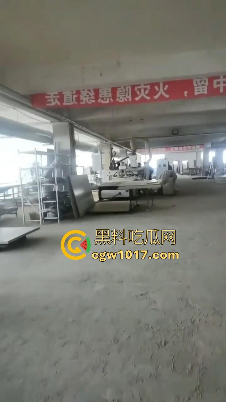 贵州龙里水长乡家具厂拖欠工资,员工携带孩子上门讨要薪资,抱着老板的大腿,都这样了不是哥们你还打算不给啊!-5