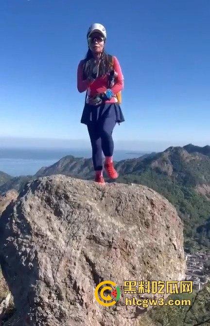 摆拍也要选对地方 女子悬崖边扭腰凹造型，刚摆完S曲线，转头就玩命飞下去！