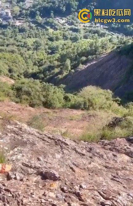 摆拍也要选对地方 女子悬崖边扭腰凹造型,刚摆完S曲线,转头就玩命飞下去!-8