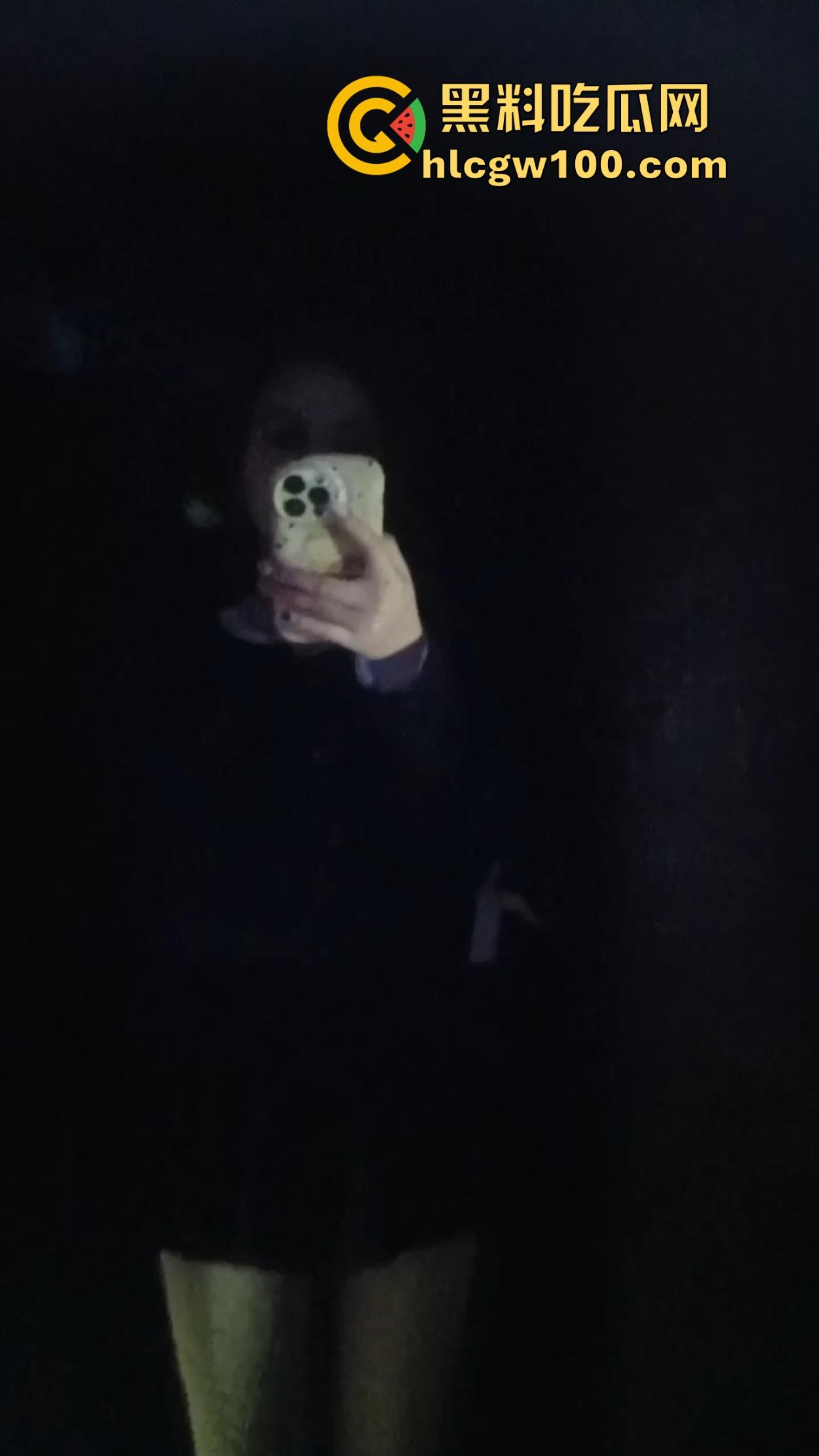 学生妹子放寒假都出来兼职站街，穿着校服卖快餐是勤工俭学还是逼良为娼？道德和地址哪个重要？