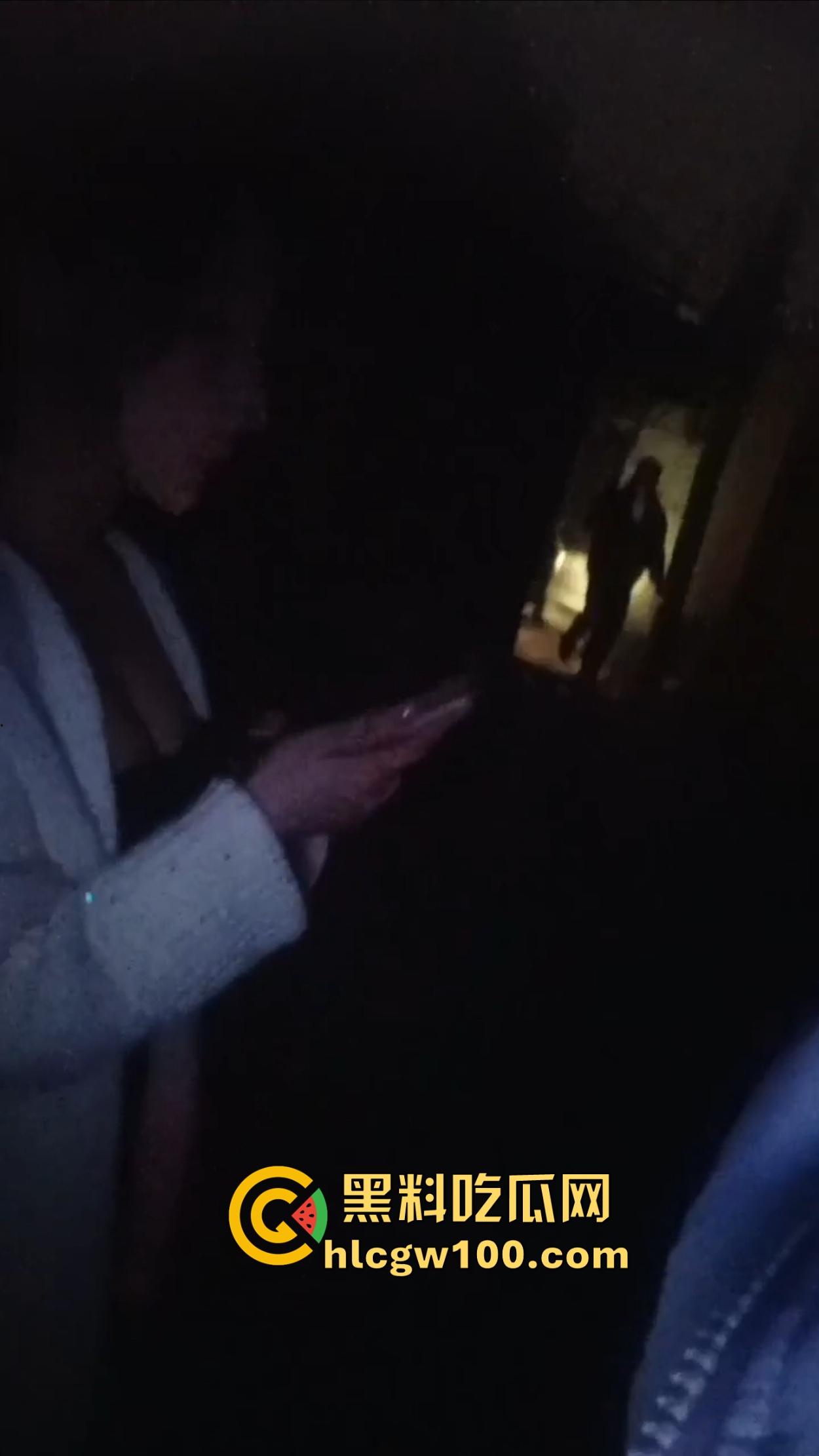 学生妹子放寒假都出来兼职站街，穿着校服卖快餐是勤工俭学还是逼良为娼？道德和地址哪个重要？-9