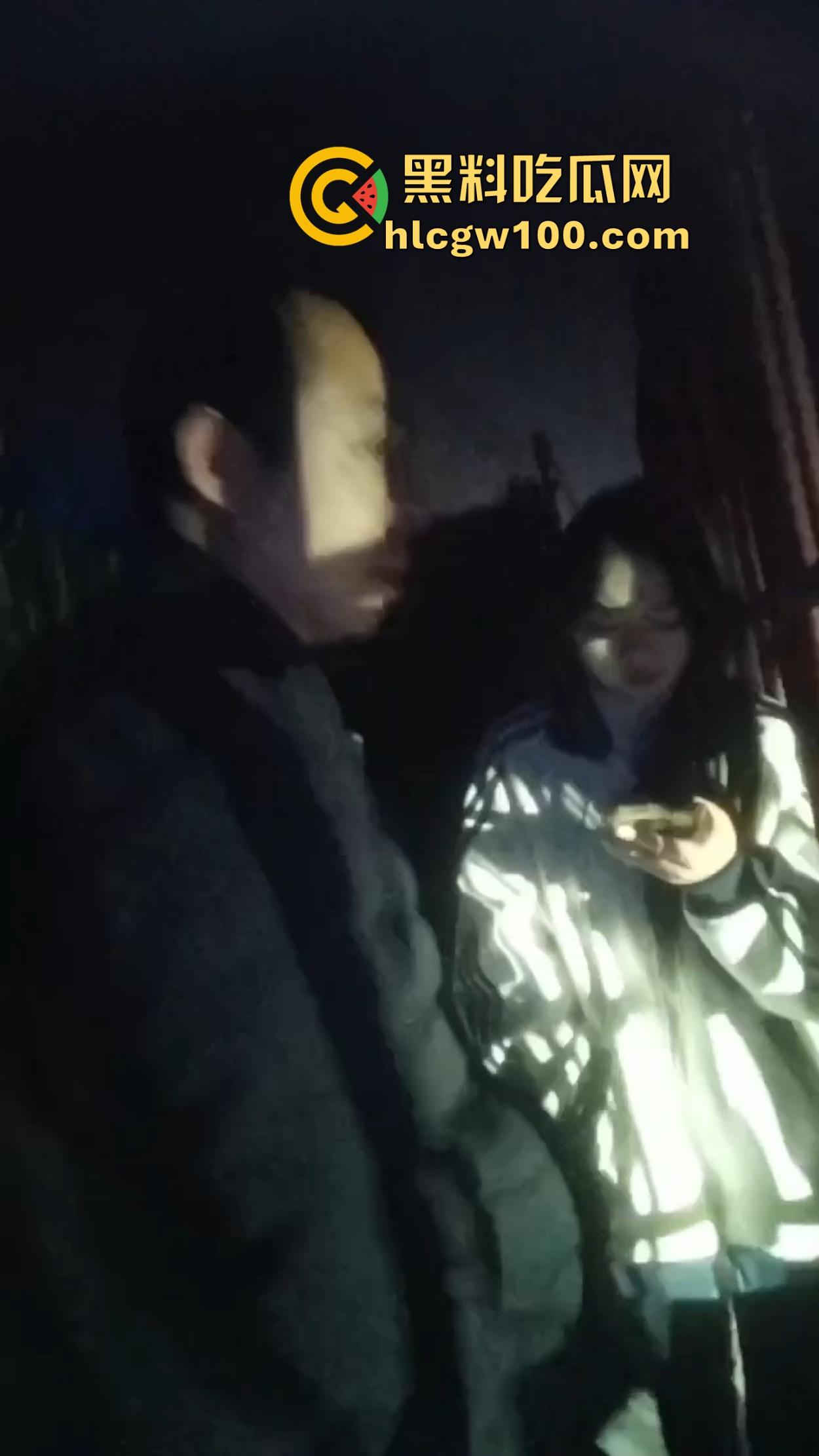 学生妹子放寒假都出来兼职站街，穿着校服卖快餐是勤工俭学还是逼良为娼？道德和地址哪个重要？-10