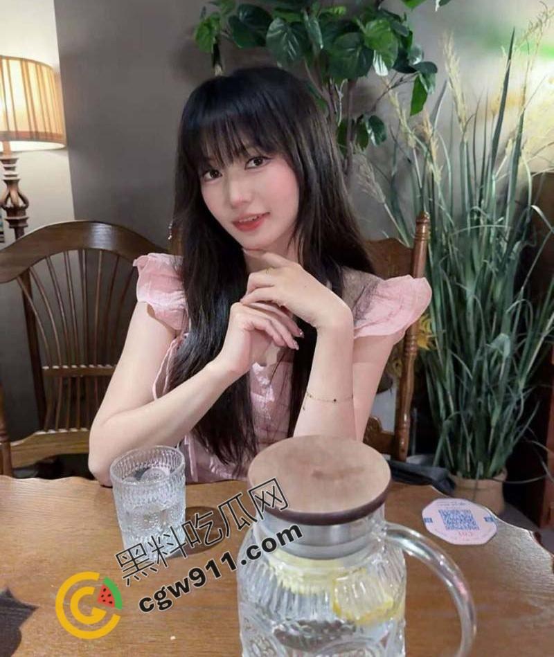 陕西极品学生妹【胡芸】被金被金主调教成淫贱母狗，拍摄激烈不雅视频，窗前后入淫叫不断，尽显淫荡本色