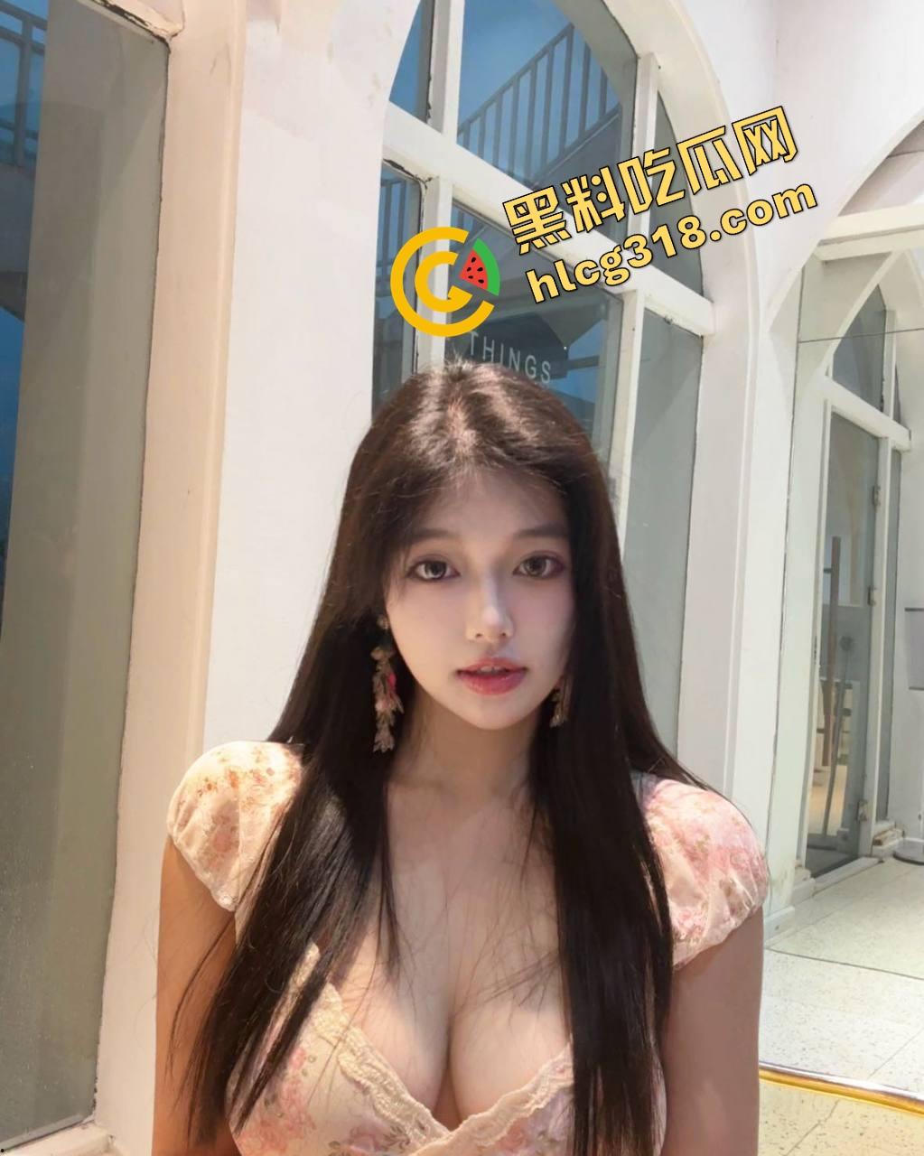 金主玩SM玩上瘾，小母狗穿狗链子趴着等打，撅屁股被打到红肿喊爸爸，有钱真能调教母狗！