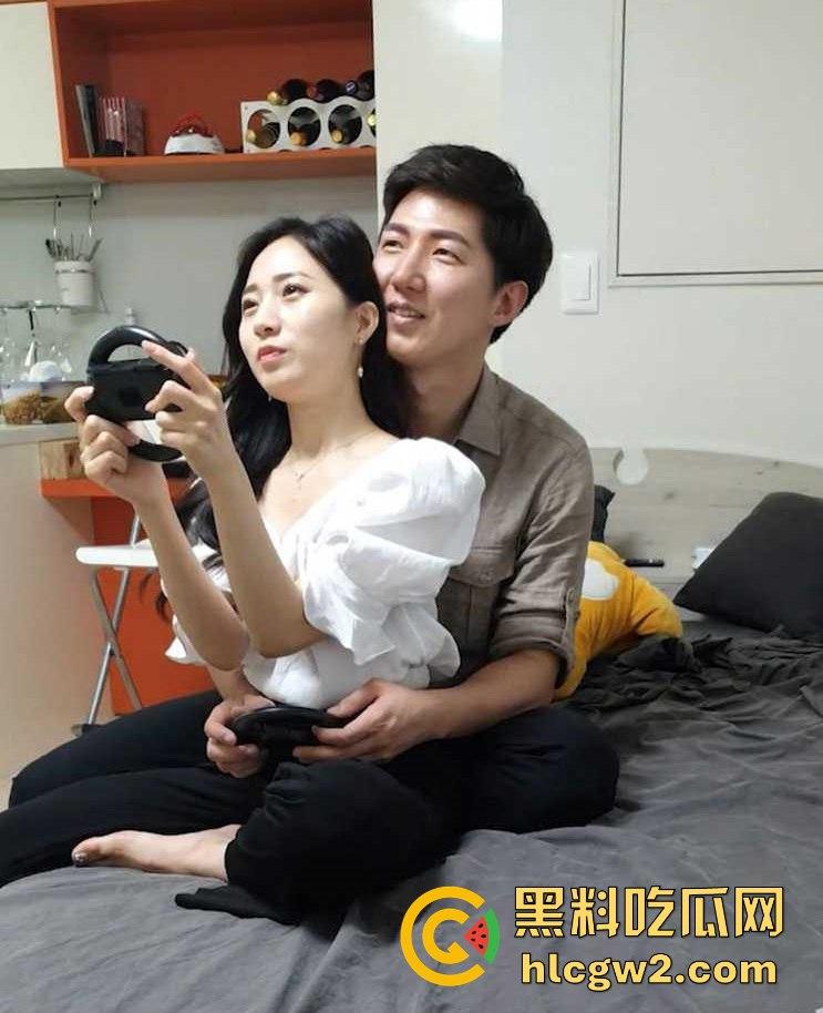 韩国约良达人【金SIR】再度出手！约战身材超棒的网红美少女，玩游戏玩逼两不误，最后按在床上无套后入狂爆操！