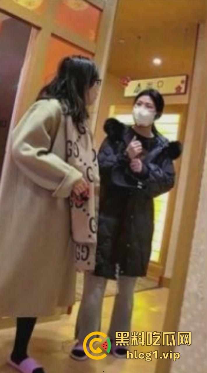 极限偸拍女人坑女人 国内某高档洗浴会所女浴室内到处游走!各种白花花的奶子亮瞎眼球!-5