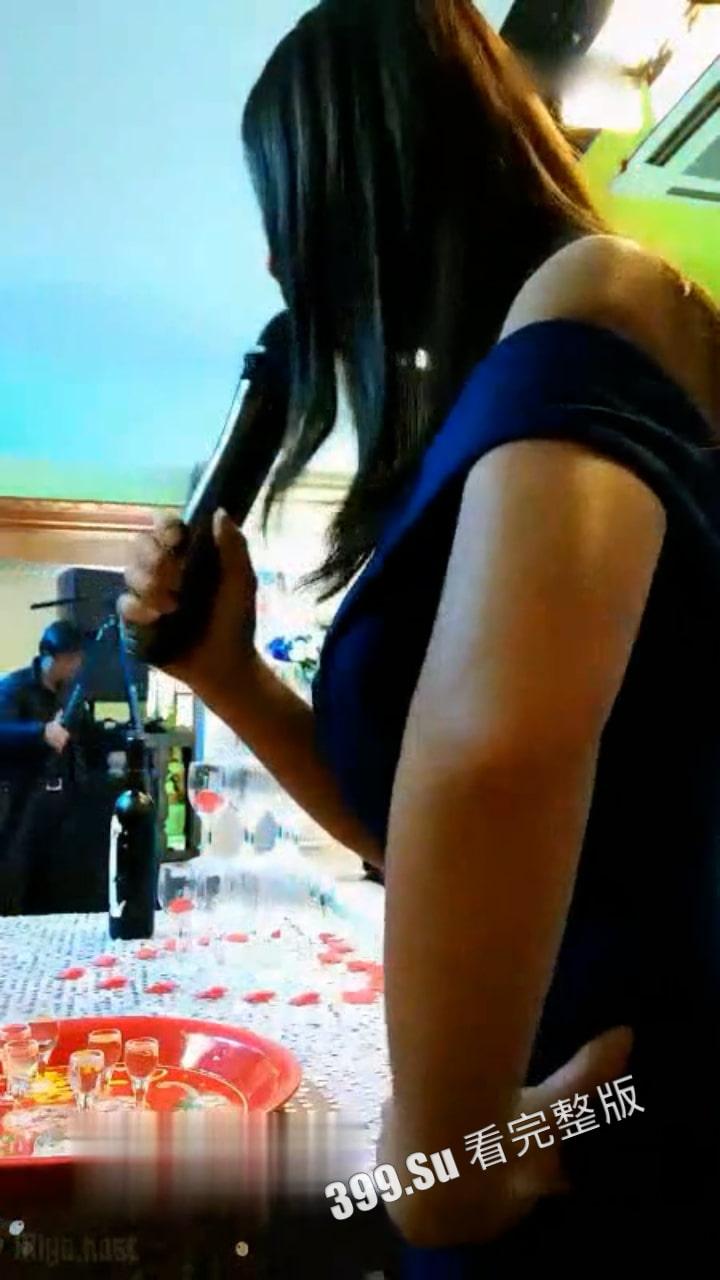 真刺激！一本正经主持婚礼的美女司仪  竟是塞着跳蛋直播的黄播 婚礼结束进厕所潮喷卸欲 真实淫领风骚啊-2