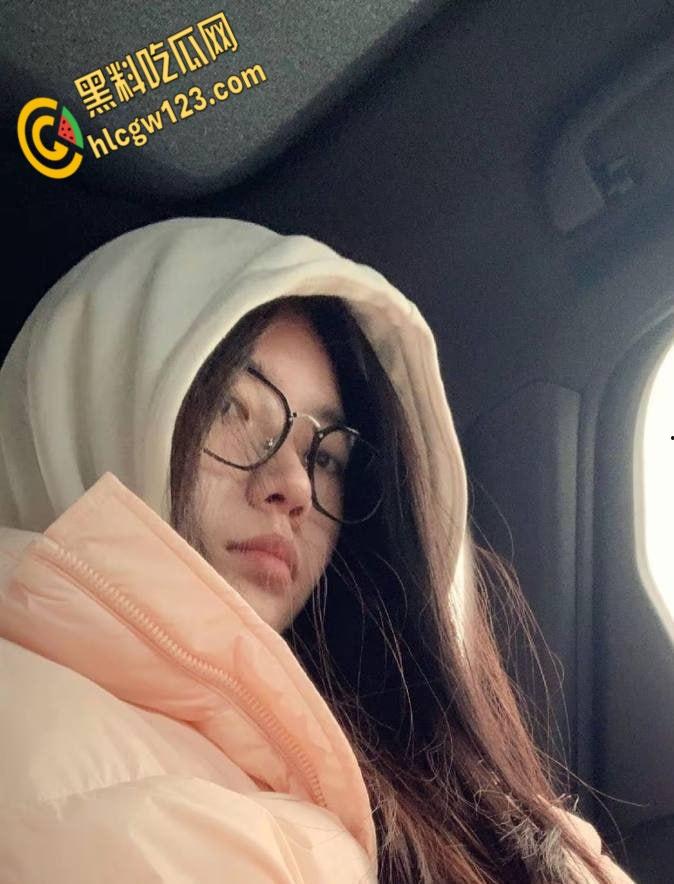 陕西嫩妹五一酒店走廊开战!清纯眼镜妹变身反差女王,男友后入狂欢,监控都看湿了!-1